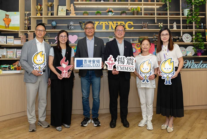 智慧居家安老方案現場示範照，尤女士親身體驗無線家居平安鐘及跌倒偵測系統的保障