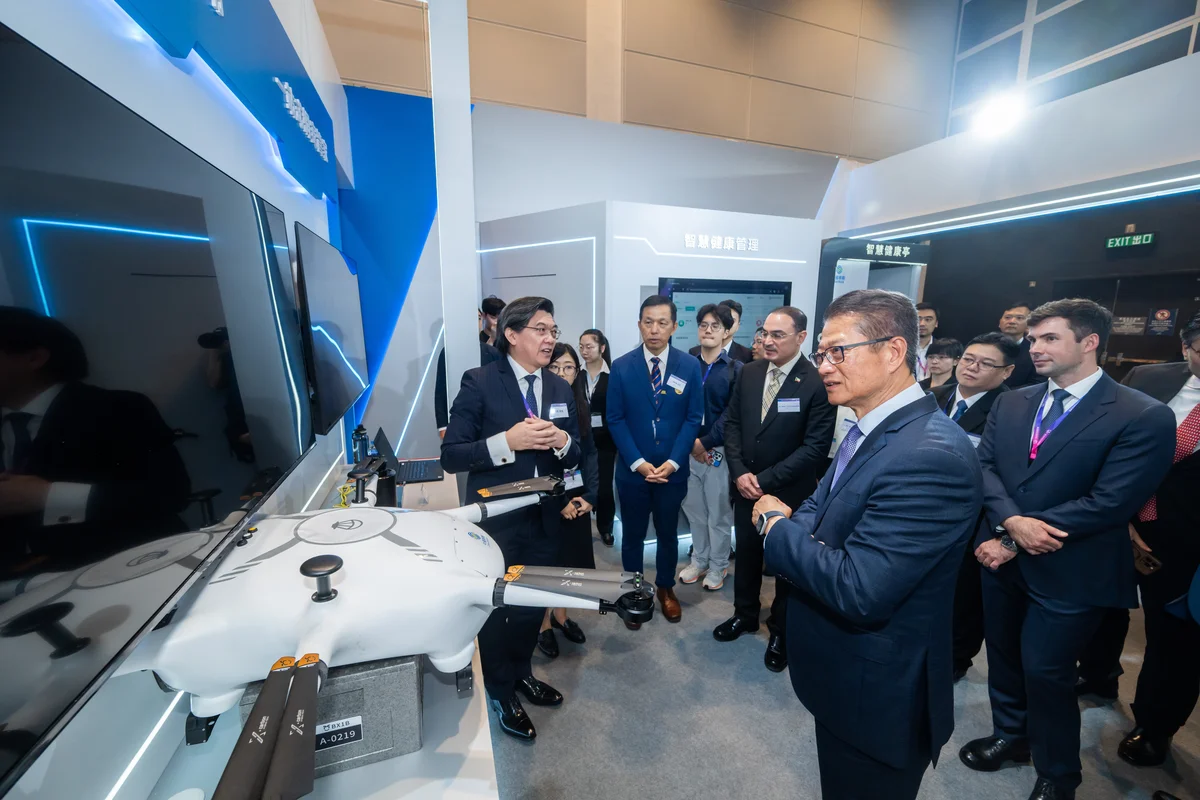 中國移動香港首席顧問李帆風向財政司司長陳茂波介紹創新方案