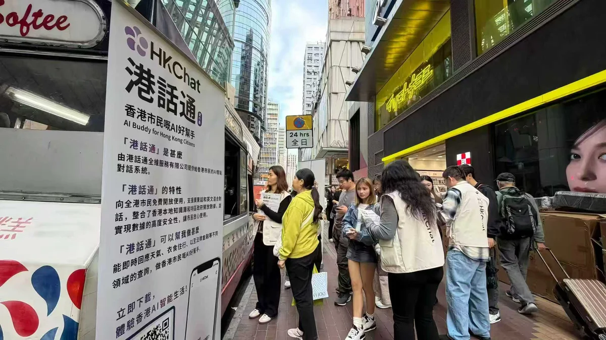 港話通於旺角朗豪坊舉辦雪糕車快閃活動，吸引大批市民參與。