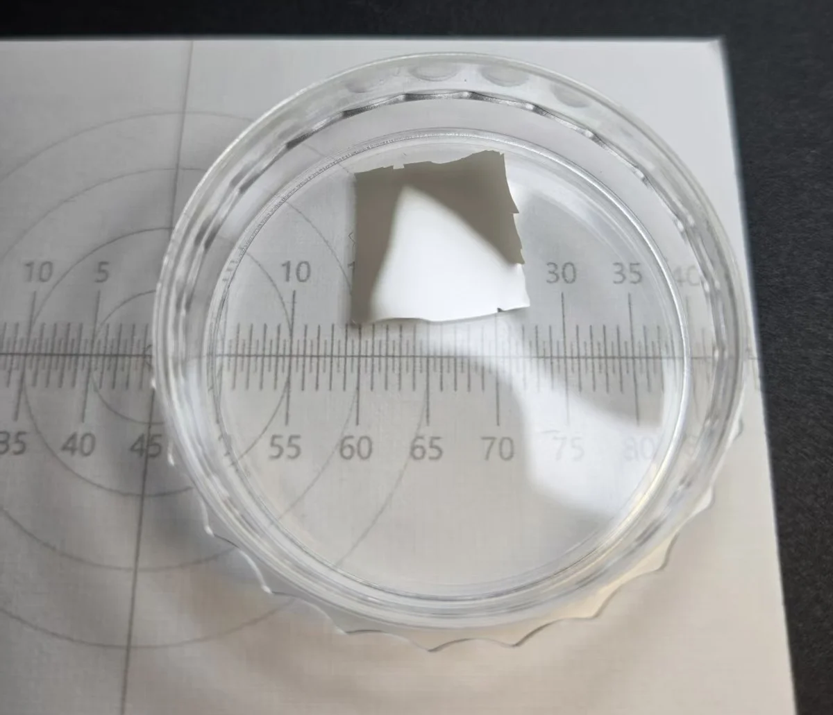 港大團隊展示其創新性鑽石薄膜技術成果，圖中為研發的超平整、柔韌性鑽石晶圓樣品。